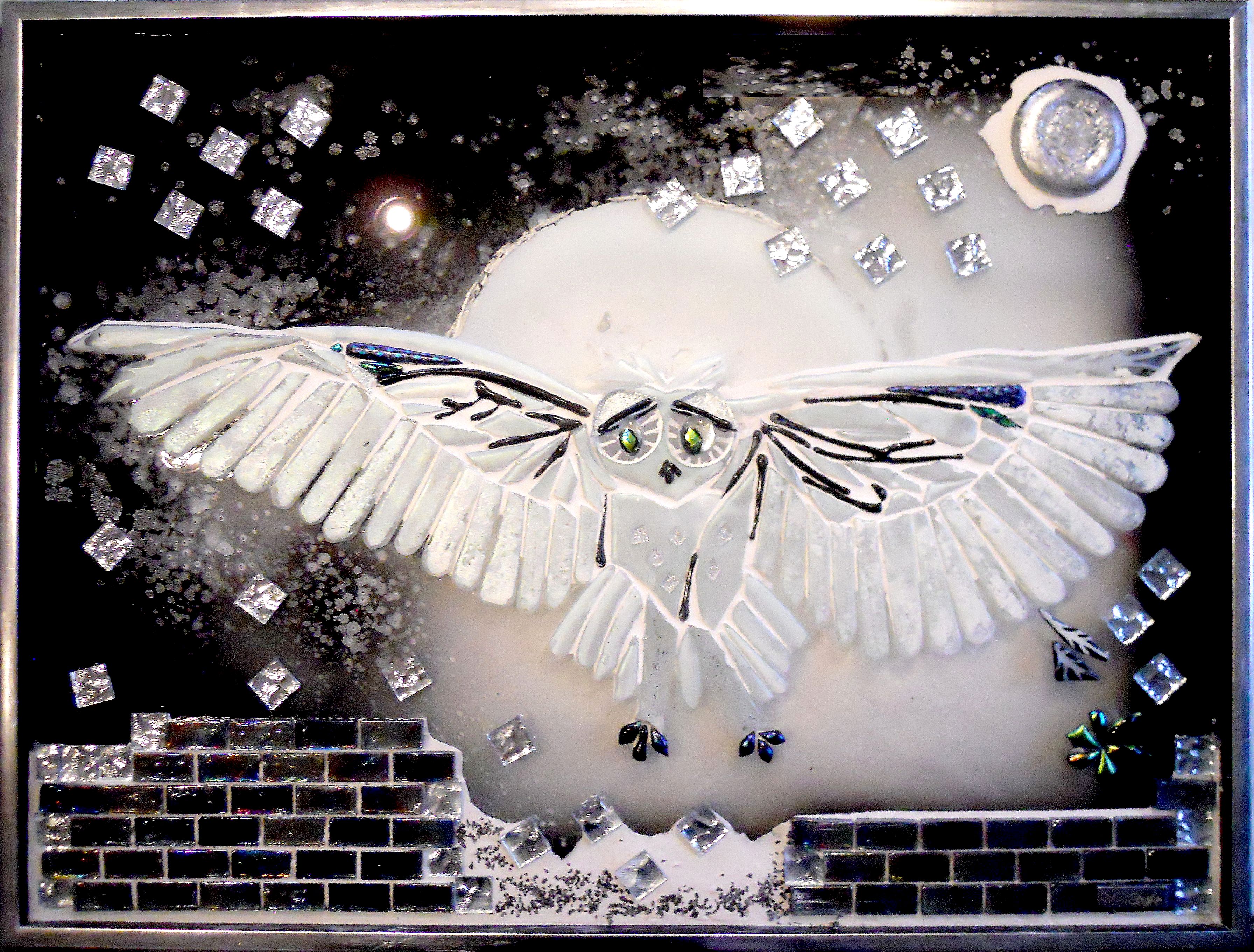 "snow owl"  Sneugle i glaskunst, ugle, ugler, kunstmosaik, glaskunstner, glaskunst udstilling